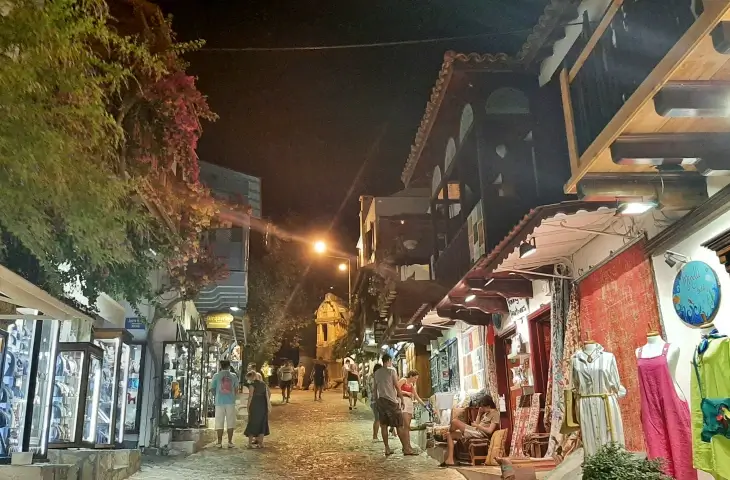 Kaş çarşı sokakları gece görünümü, restoranlar ve butik mağazalar